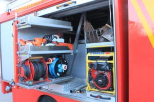 verschiedene Geräte für die Technische Hilfeleistung wie Motorsäge, Trennschleifer und Säbelsäge